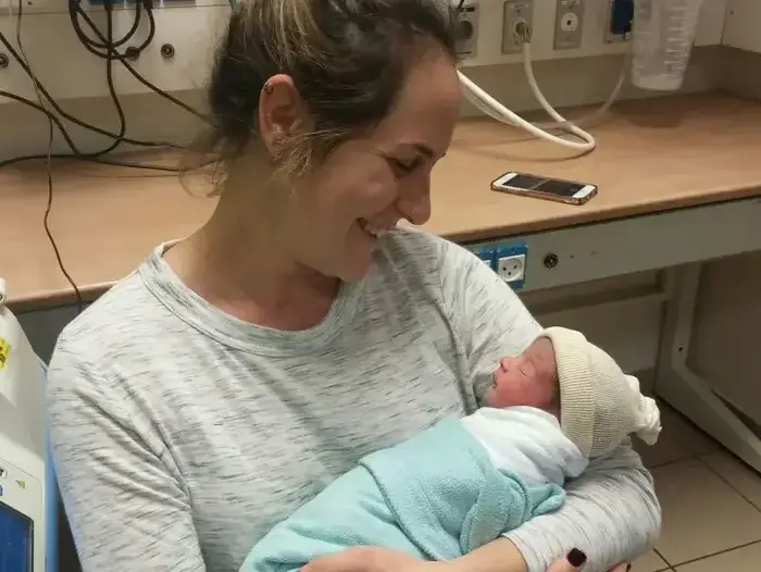 מיכל ורום עם בנה הבכור, התינוק הראשון שנולד בשנת 2017 במרכז הרפואי אסף הרופא. 1 בינואר 2017 (מערכת וואלה! NEWS , ליעד אביאל דובר אסף הרופא) מיכל ורום עם בנה הבכור, התינוק הראשון שנולד בשנת 2017 במרכז הרפואי אסף הרופא. 1 בינואר 2017 (מערכת וואלה! NEWS , ליעד אביאל דובר אסף הרופא)