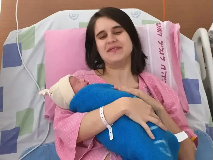 אוריאן פרץ ובתה הבכורה, התינוקת הראשונה לשנת 2017 במרכז הרפואי לגליל, 1 בינואר 2017 (מערכת וואלה! NEWS , דוברות המרכז הרפואי לגליל) אוריאן פרץ ובתה הבכורה, התינוקת הראשונה לשנת 2017 במרכז הרפואי לגליל, 1 בינואר 2017 (מערכת וואלה! NEWS , דוברות המרכז הרפואי לגליל)