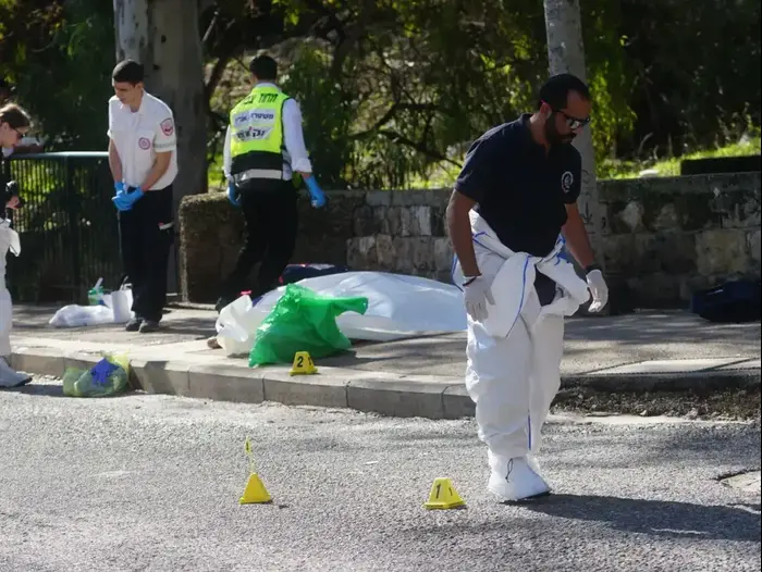 זירת הירי ברחוב הגיבורים בחיפה, 3 בינואר 2017 (ערן גילווארג) זירת הירי ברחוב הגיבורים בחיפה, 3 בינואר 2017 (ערן גילווארג)