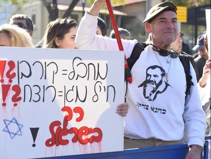 הפגנת תמיכה באלאור אזריה, מחוץ לקריה בתל אביב במהלך הכרעת דינו. 4 בינואר 2017 (ראובן קסטרו) הפגנת תמיכה באלאור אזריה, מחוץ לקריה בתל אביב במהלך הכרעת דינו. 4 בינואר 2017 (ראובן קסטרו)