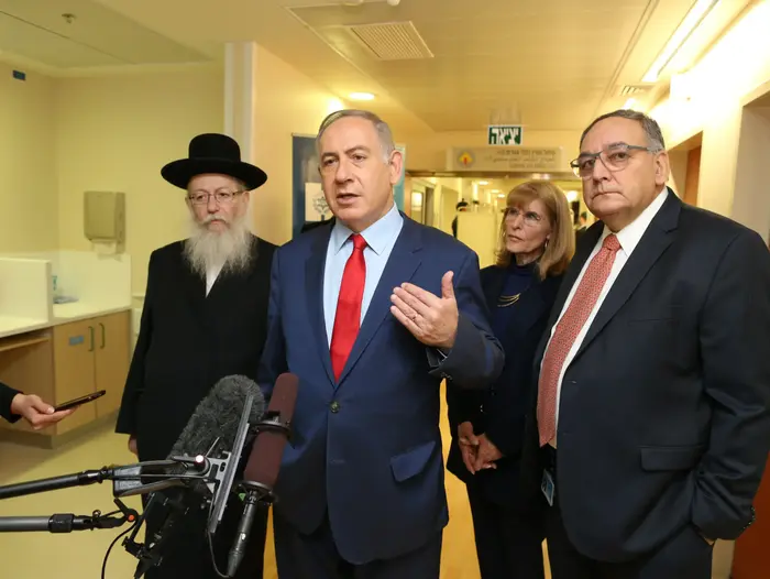 ראש הממשלה בנימין נתניהו ושר הבריאות יעקב ליצמן בביקור הפצועים מפיגוע הדריסה בארמון הנציב, בי"ח הדסה עין כרם, ירושלים. ינואר 2017 (פול צלמים , עמית שאבי) ראש הממשלה בנימין נתניהו ושר הבריאות יעקב ליצמן בביקור הפצועים מפיגוע הדריסה בארמון הנציב, בי"ח הדסה עין כרם, ירושלים. ינואר 2017 (פול צלמים , עמית שאבי)