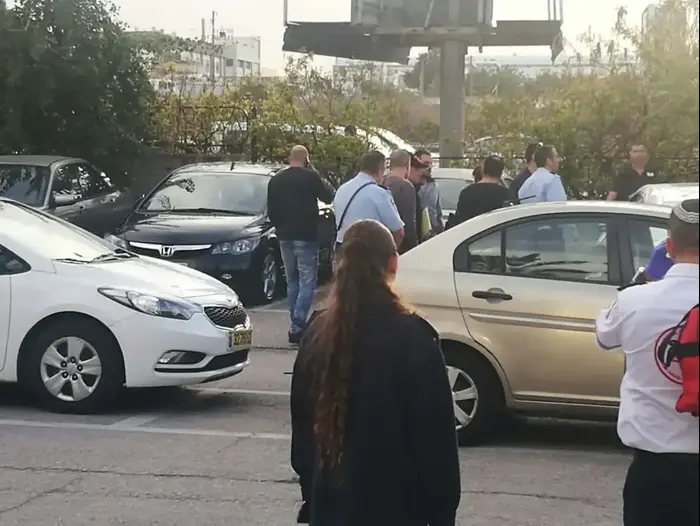 זירת הפיצוץ במכוניתה של הזמרת מרגולית צנעני בחניון באזור, 10 בינואר 2017 (מערכת וואלה! NEWS , אבי אשכנזי באמצעות וואווי) זירת הפיצוץ במכוניתה של הזמרת מרגולית צנעני בחניון באזור, 10 בינואר 2017 (מערכת וואלה! NEWS , אבי אשכנזי באמצעות וואווי)