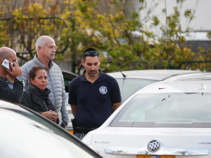 הזמרת מרגלית צנעני לאחר שרכבה הפפוצץ בחניון באזור, 10 בינואר 2017 (הארץ , דודו בכר) הזמרת מרגלית צנעני לאחר שרכבה הפפוצץ בחניון באזור, 10 בינואר 2017 (הארץ , דודו בכר)