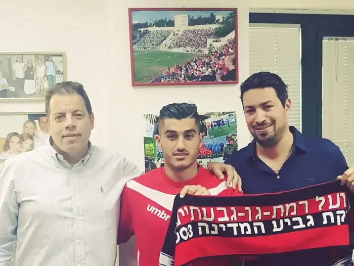 ניראל מחפוד שחקן הפועל רמת גן עם סוכנו אדם קידן, יו"ר הפועל רמת גן עינב חזנולד (אתר רשמי , הפועל רמת גן)