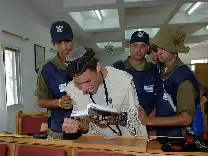חיילי צה"ל בפינוי גוש קטיף, אוגוסט 2005 (GettyImages) חיילי צה"ל בפינוי גוש קטיף, אוגוסט 2005 (GettyImages)