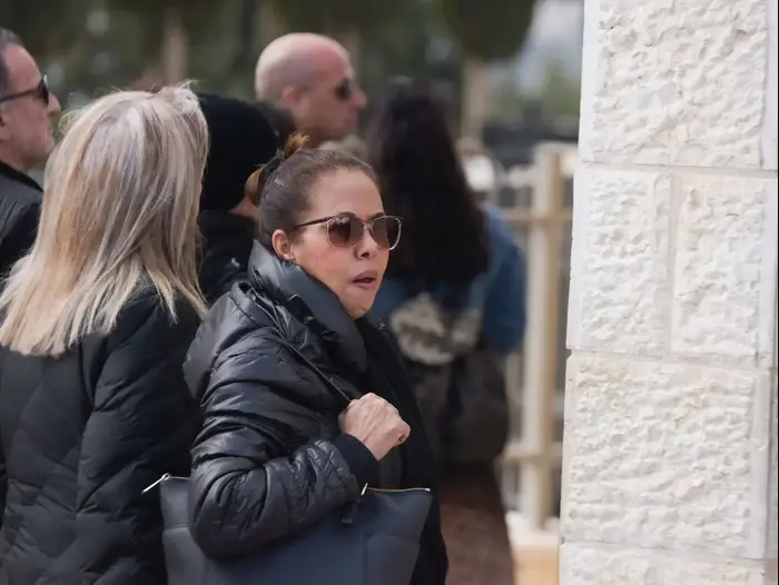 מרגלית צנעני, הלוויית מאיר בנאי (ניב אהרונסון) מרגלית צנעני, הלוויית מאיר בנאי (ניב אהרונסון)