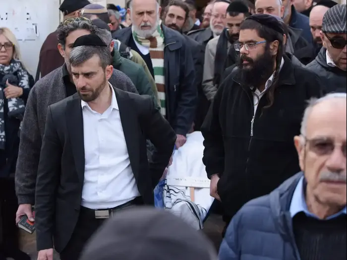 מאיר בנאי מובא למנוחות (ניב אהרונסון) מאיר בנאי מובא למנוחות (ניב אהרונסון)
