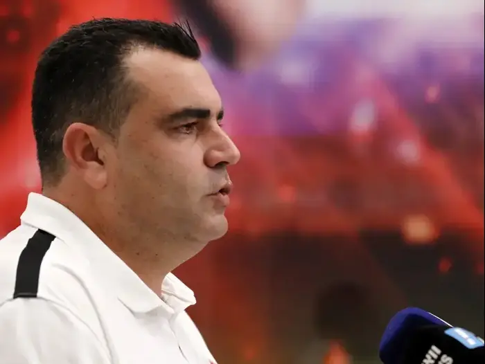 מאמן הפועל תל אביב מנחם קורצקי (יוסי ציפקיס) מאמן הפועל תל אביב מנחם קורצקי (יוסי ציפקיס)
