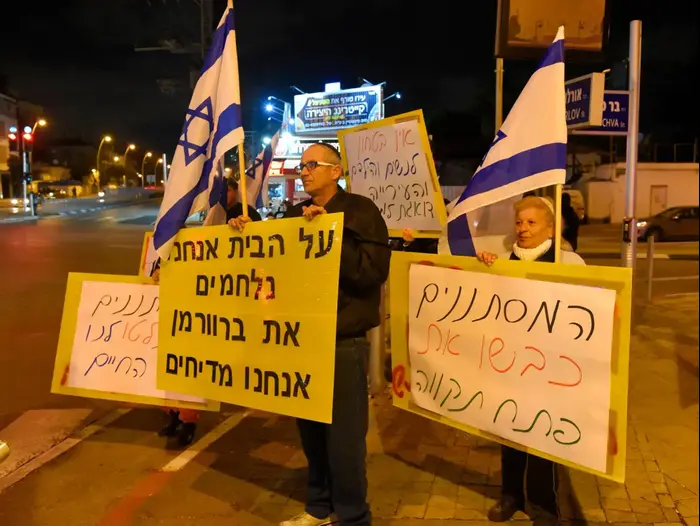 הפגנה נגד מבקשי מקלט השוהים בפתח תקווה, 15 בינואר 2017 (ראובן קסטרו) הפגנה נגד מבקשי מקלט השוהים בפתח תקווה, 15 בינואר 2017 (ראובן קסטרו)