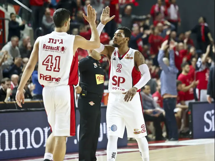 שחקני הפועל תל אביב תומר גינת, מארק ליונס (מגד גוזני)