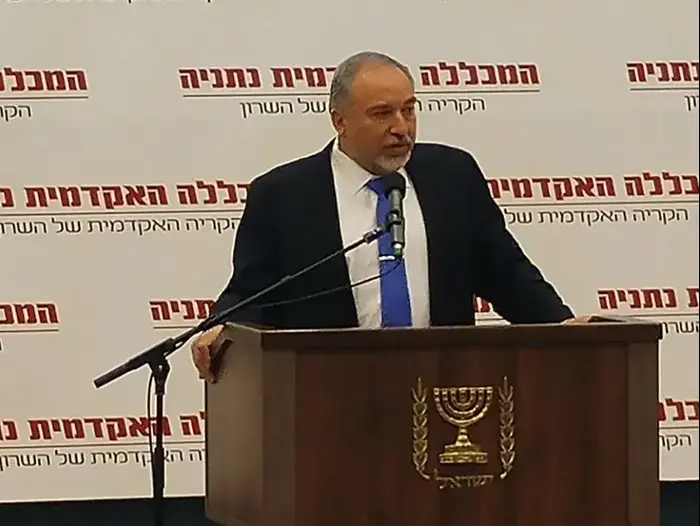 שר הביטחון אביגדור ליברמן בכנס של המכללה האקדמית נתניה, 18 בינואר 2017 (שלומי גבאי) שר הביטחון אביגדור ליברמן בכנס של המכללה האקדמית נתניה, 18 בינואר 2017 (שלומי גבאי)