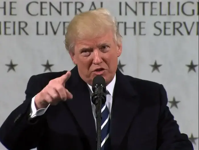 טראמפ בביקור פיוס ב - CIA (רויטרס) טראמפ בביקור פיוס ב - CIA (רויטרס)