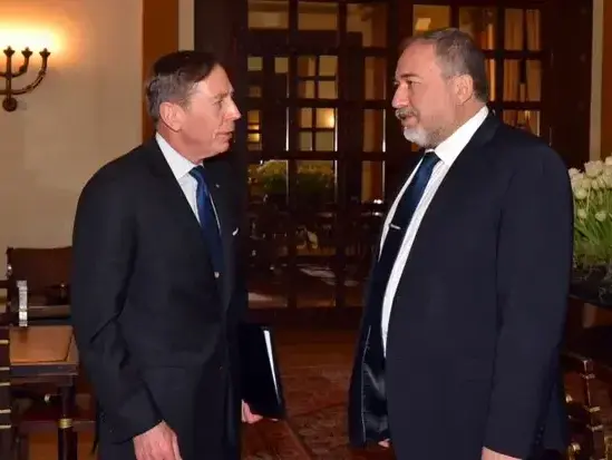 שר הביטחון אביגדור ליברמן וראש ה-CIA לשעבר הגנרל דייוויד פטראוס. ירושלים, 22 בינואר 2017 (משרד הביטחון , אריאל חרמוני)