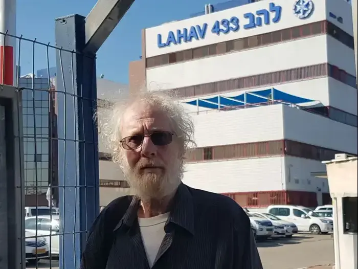שעיה סגל, יועץ התקשורת של משפחת נתניהו, בכניסה ללהב 433, לוד. ינואר 2017 (מערכת וואלה! NEWS) שעיה סגל, יועץ התקשורת של משפחת נתניהו, בכניסה ללהב 433, לוד. ינואר 2017 (מערכת וואלה! NEWS)