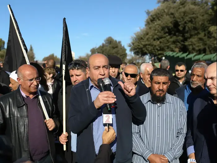 זוהיר בהלול וטלב א-סאנע בהפגנה של בדואים תושבי הנגב ותושבי קלנסווה על רקע הריסות הבתים, מול הכנסת. ינואר 2017 (נועם מושקוביץ) זוהיר בהלול וטלב א-סאנע בהפגנה של בדואים תושבי הנגב ותושבי קלנסווה על רקע הריסות הבתים, מול הכנסת. ינואר 2017 (נועם מושקוביץ)