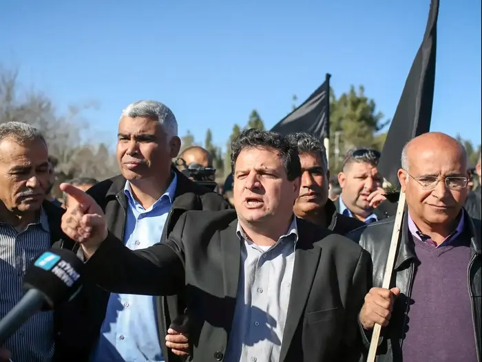 הפגנה של בדואים תושבי הנגב ותושבי קלנסווה על רקע הריסות הבתים, מול הכנסת. ינואר 2017 (נועם מושקוביץ)