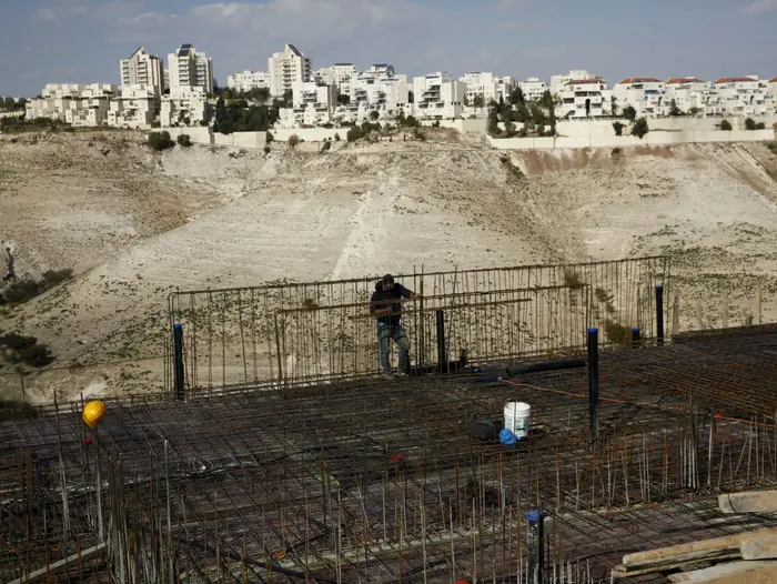 פועלי בניין מניחים יסודות לבתים חדשים במעלה אדומים, 24 בינואר 2017 (AP) פועלי בניין מניחים יסודות לבתים חדשים במעלה אדומים, 24 בינואר 2017 (AP)