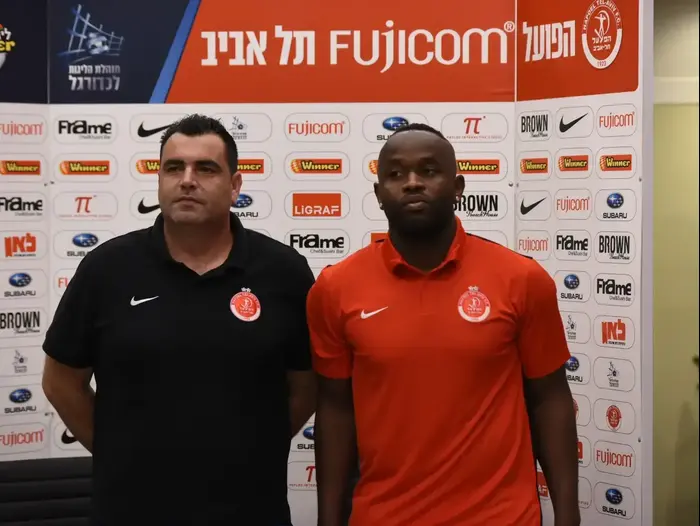 טוטו תמוז מוצג כשחקן הפועל תל אביב לצד מנחם קורצקי (ברני ארדוב) טוטו תמוז מוצג כשחקן הפועל תל אביב לצד מנחם קורצקי (ברני ארדוב)
