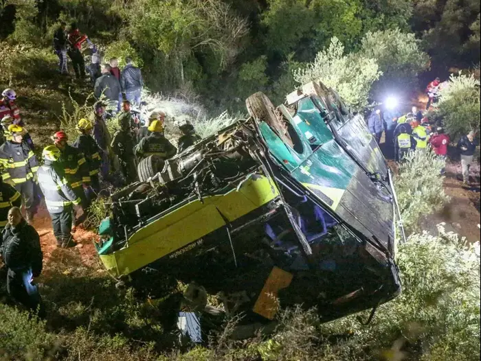 חילוץ הפצועים בהידרדרות האוטובוס לתהום במעלה לבונה, 27 בינואר 2017 (תצפית TPS , הלל מאיר/TPS) חילוץ הפצועים בהידרדרות האוטובוס לתהום במעלה לבונה, 27 בינואר 2017 (תצפית TPS , הלל מאיר/TPS)