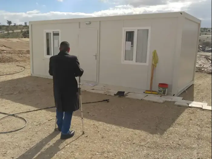 אקראם אבו אל קיאן, קרוואנים באום אל חיראן, שבועיים לאחר הריסת הבתים. 29 בינואר 2017 (בני בן סימון ) אקראם אבו אל קיאן, קרוואנים באום אל חיראן, שבועיים לאחר הריסת הבתים. 29 בינואר 2017 (בני בן סימון )