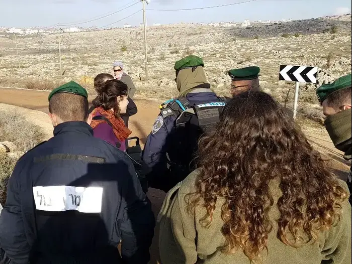 תושבי עמונה ותומכים מתבצרים בבתים במאחז לקראת הפינוי , 1 בפברואר 2017 (נועם מושקוביץ) תושבי עמונה ותומכים מתבצרים בבתים במאחז לקראת הפינוי , 1 בפברואר 2017 (נועם מושקוביץ)