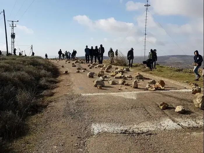 נערים הניחו אבנים על כביש הגישה המוביל למאחז עמונה בבוקר הפינוי המיועד, 1 בפברואר 2017 (מערכת וואלה! NEWS) נערים הניחו אבנים על כביש הגישה המוביל למאחז עמונה בבוקר הפינוי המיועד, 1 בפברואר 2017 (מערכת וואלה! NEWS)