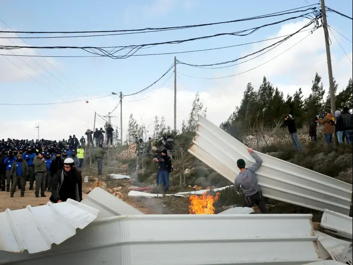 עימותים אלימים בין שוטרים לבין מתנגדי הפינוי במאחז עמונה, 1 בפברואר 2017 (רויטרס) עימותים אלימים בין שוטרים לבין מתנגדי הפינוי במאחז עמונה, 1 בפברואר 2017 (רויטרס)