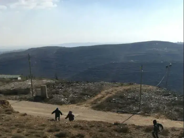 מתנגדי פינוי מאחז עמונה בורחים מתוך מבנה בית הכנסת לאחר עימות אלים עם המשטרה, 2 בפברואר 2017 (מערכת וואלה! NEWS) מתנגדי פינוי מאחז עמונה בורחים מתוך מבנה בית הכנסת לאחר עימות אלים עם המשטרה, 2 בפברואר 2017 (מערכת וואלה! NEWS)