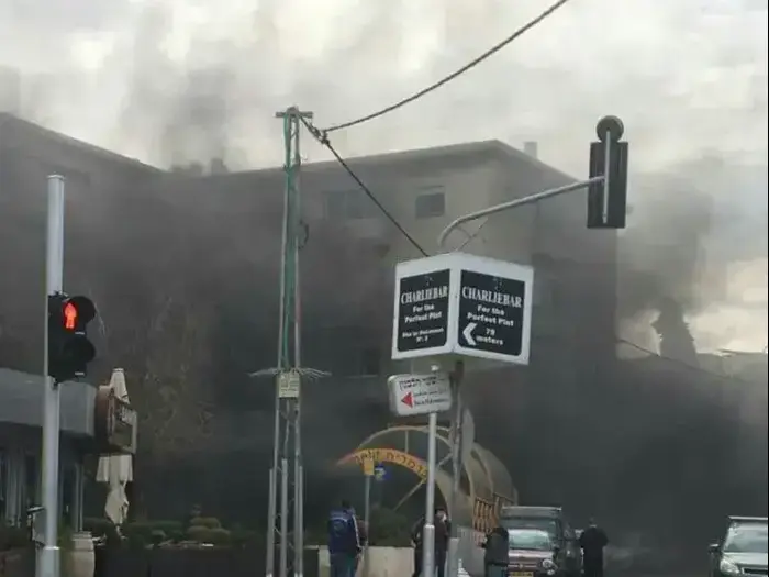 עשן מיתמר מהכרמלית בחיפה, כוחות כיבוי במקום, 4 בפברואר 2017 (צילום מסך) עשן מיתמר מהכרמלית בחיפה, כוחות כיבוי במקום, 4 בפברואר 2017 (צילום מסך)
