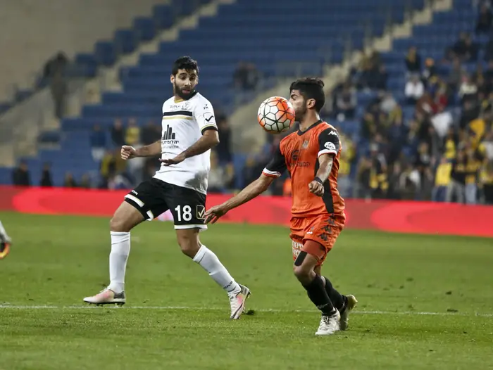 שחקן בית"ר ירושלים, חן עזרא, מול שחקן בני יהודה, בן צעירי (מגד גוזני) שחקן בית"ר ירושלים, חן עזרא, מול שחקן בני יהודה, בן צעירי (מגד גוזני)
