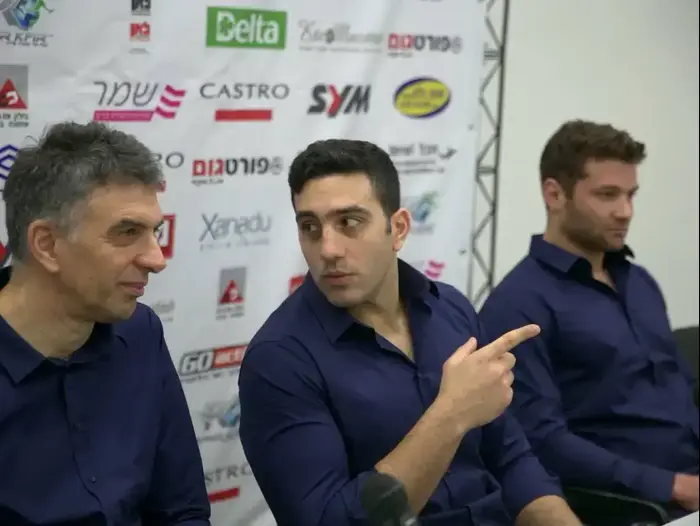 שחקני מכבי תל אביב חן פומרנץ, עומר דבדה עם המאמן דרגן דוקיץ' (יותם רונן) שחקני מכבי תל אביב חן פומרנץ, עומר דבדה עם המאמן דרגן דוקיץ' (יותם רונן)