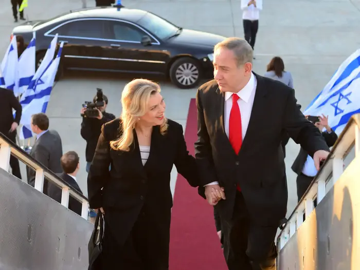 ראש הממשלה בנימין נתניהו ורעייתו שרה בשדה התעופה בן גוריון יוצא לביקור מדיני בלונדון, 5 בפברואר 2017 (לשכת העיתונות הממשלתית , קובי גדעון) ראש הממשלה בנימין נתניהו ורעייתו שרה בשדה התעופה בן גוריון יוצא לביקור מדיני בלונדון, 5 בפברואר 2017 (לשכת העיתונות הממשלתית , קובי גדעון)