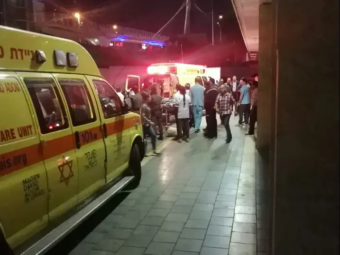 אמבולנס מגיע עם פצועים מהפיגוע ברחוב הירש בפתח תקווה, בית החולים בילינסון, 9 בפברואר 2017 (אור רביד , אור רביד באמצעות סמארטפון של וואווי) אמבולנס מגיע עם פצועים מהפיגוע ברחוב הירש בפתח תקווה, בית החולים בילינסון, 9 בפברואר 2017 (אור רביד , אור רביד באמצעות סמארטפון של וואווי)