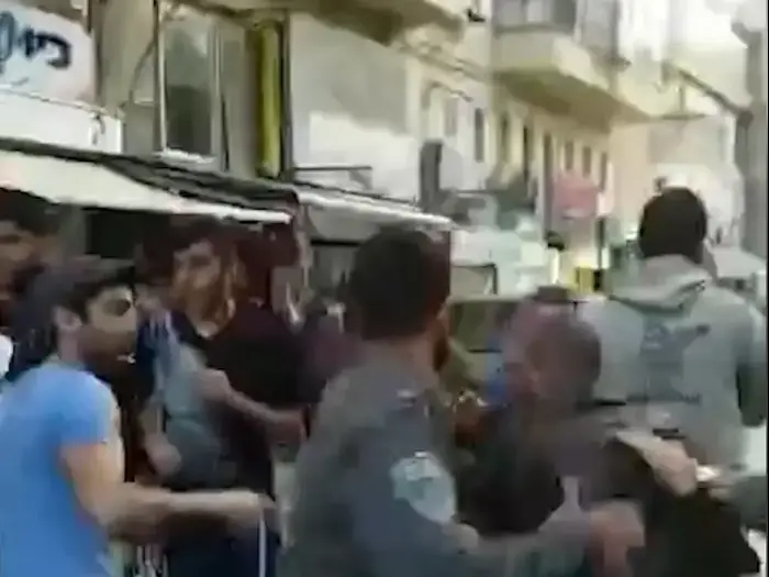 מועאד עאמר שהותקף על ידי המון שחשב כי הוא המחבל שביצע את פיגוע הירי בפתח תקווה, 9 בפברואר 2017 (צילום מסך) מועאד עאמר שהותקף על ידי המון שחשב כי הוא המחבל שביצע את פיגוע הירי בפתח תקווה, 9 בפברואר 2017 (צילום מסך)