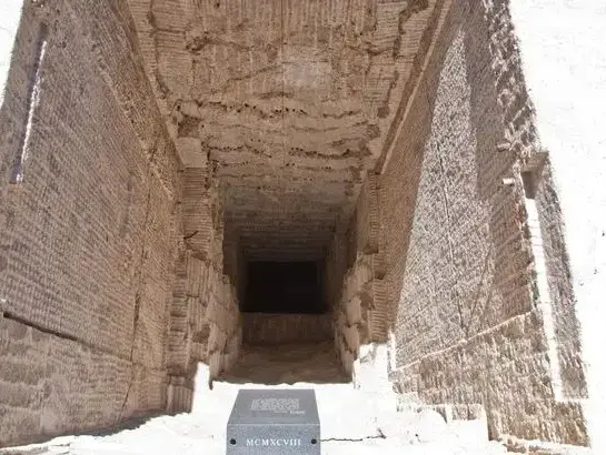 דלת סודית בהר ראשמור (אתר רשמי , National Park Service)