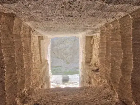 דלת סודית בהר ראשמור (אתר רשמי , National Park Service)