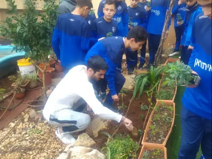 שחקן עירוני קרית שמונה אופיר קריאף עם הילדים (יח"צ)