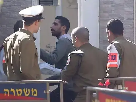 אלאור אזריה בבסיס הקריה ביום מתן גזר דינו בבסיס הקריה, 20 בפברואר 2017 (מערכת וואלה! NEWS , חדשות מקור אמין) אלאור אזריה בבסיס הקריה ביום מתן גזר דינו בבסיס הקריה, 20 בפברואר 2017 (מערכת וואלה! NEWS , חדשות מקור אמין)