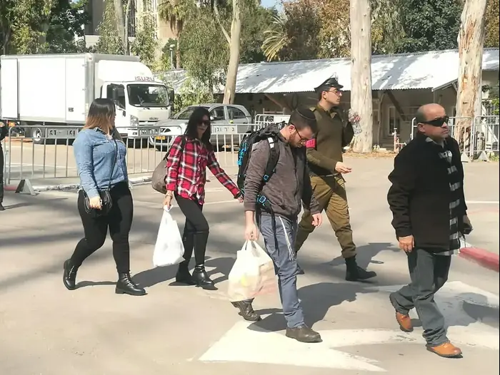 הוריו וחברתו של החייל אלאור אזריה בהגעתם לקריה לקראת הקראת גזר דינו, 20 בפברואר 2017 (אור רביד) הוריו וחברתו של החייל אלאור אזריה בהגעתם לקריה לקראת הקראת גזר דינו, 20 בפברואר 2017 (אור רביד)