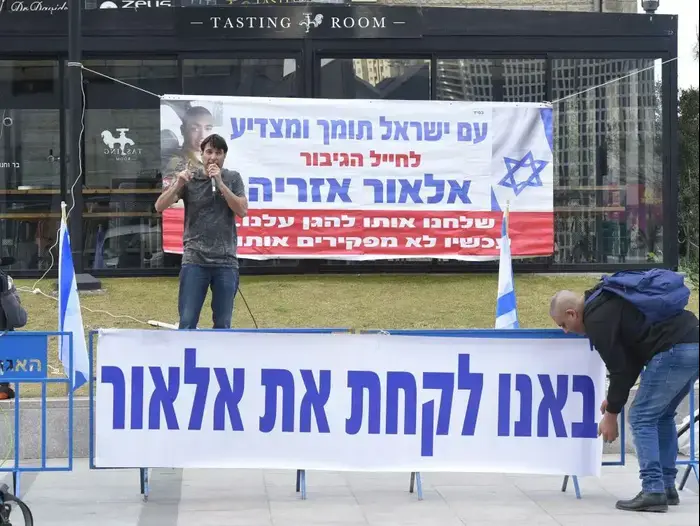 רן כרמי בוזגלו ראש המטה לשחרור החייל אלאור אזריה מתכונן להפגנה מחוץ לקריה לפני מתן גזר דינו של החייל, 21 בפברואר 2017 (ראובן קסטרו) רן כרמי בוזגלו ראש המטה לשחרור החייל אלאור אזריה מתכונן להפגנה מחוץ לקריה לפני מתן גזר דינו של החייל, 21 בפברואר 2017 (ראובן קסטרו)