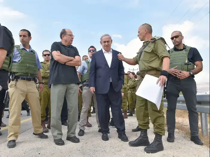 נתניהו על דוח צוק איתן: "כשנכנסים לקבינט צריך להשאיר בחוץ את הטלפון הסלולרי" (ערוץ הכנסת) נתניהו על דוח צוק איתן: "כשנכנסים לקבינט צריך להשאיר בחוץ את הטלפון הסלולרי" (ערוץ הכנסת)