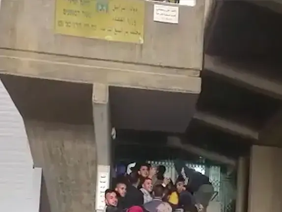 תושבי רהט הגיעו אל משרדי הרשות להסדרת התיישבות הבדואים בנגב כדי לזכות במגרשים לבנייה. פברואר 2017 (מערכת וואלה! NEWS)