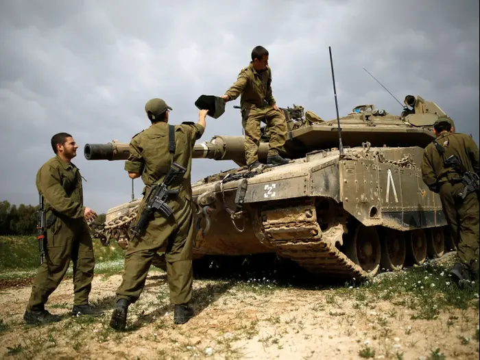 חיילים על טנקים בגבול רצועת עזה, 1 במרץ 2017 (רויטרס)