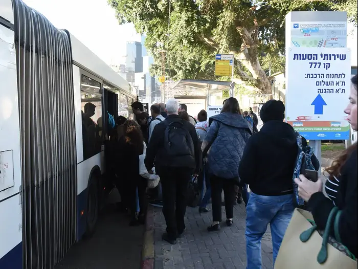 נוסעים בתחנת הרכבת סבידור מרכז תל אביב 6 מרץ 2017 (ראובן קסטרו) נוסעים בתחנת הרכבת סבידור מרכז תל אביב 6 מרץ 2017 (ראובן קסטרו)