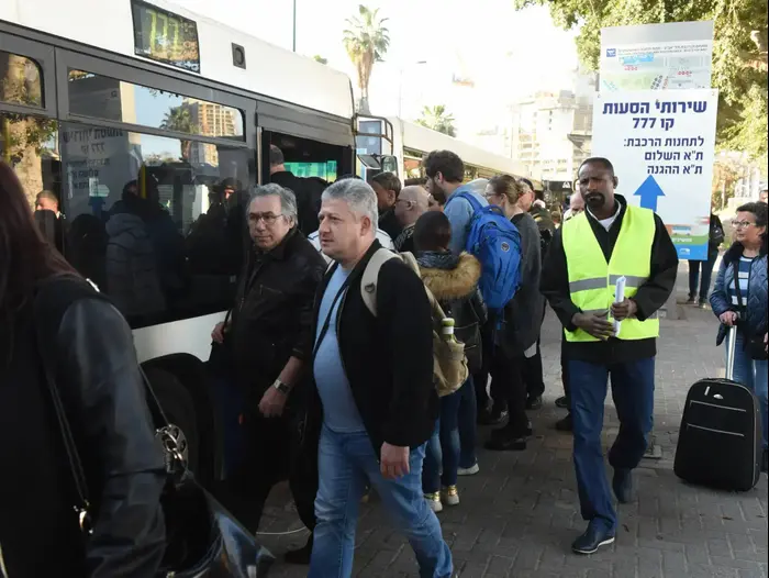 נוסעים בתחנת הרכבת סבידור מרכז תל אביב 6 מרץ 2017 (ראובן קסטרו) נוסעים בתחנת הרכבת סבידור מרכז תל אביב 6 מרץ 2017 (ראובן קסטרו)