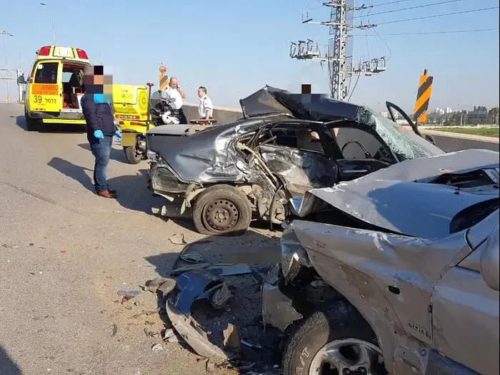 תאונת דרכים בכביש שבין קריית ביאליק וקריית אתא. 7 במרץ 2017 (מד"א , איתי מזור דוברות מד"א כרמל) תאונת דרכים בכביש שבין קריית ביאליק וקריית אתא. 7 במרץ 2017 (מד"א , איתי מזור דוברות מד"א כרמל)