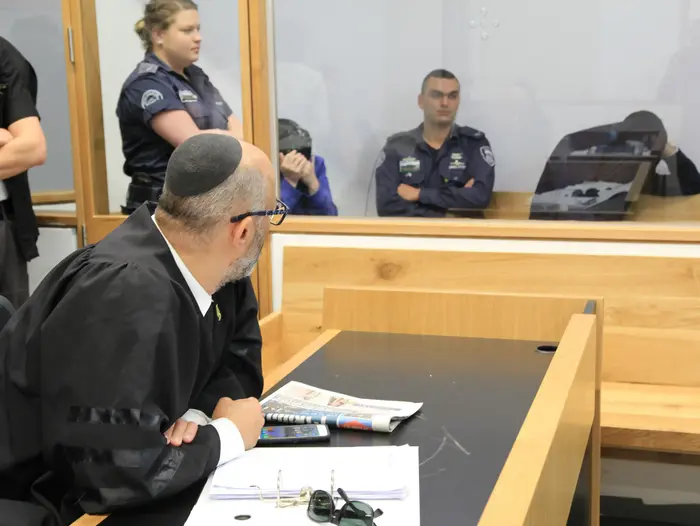 כתב אישום נגד ההורים המתעללים ממודיעין עילית, בימ"ש מחוזי תל אביב. מרץ 2017 (מערכת וואלה! NEWS) כתב אישום נגד ההורים המתעללים ממודיעין עילית, בימ"ש מחוזי תל אביב. מרץ 2017 (מערכת וואלה! NEWS)