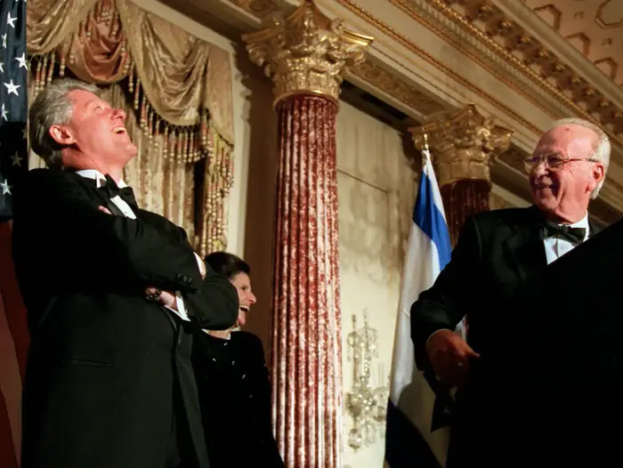 הנשיא לשעבר ביל קלינטון עם ראש הממשלה המנוח יצחק רבין, 1995 (AP) הנשיא לשעבר ביל קלינטון עם ראש הממשלה המנוח יצחק רבין, 1995 (AP)