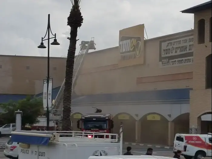 שריפה במבנה של סופרמרקט יש חסד, קיבוץ בארות יצחק. 13 במרץ 2017 (מערכת וואלה! NEWS) שריפה במבנה של סופרמרקט יש חסד, קיבוץ בארות יצחק. 13 במרץ 2017 (מערכת וואלה! NEWS)