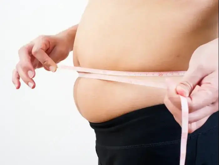 סרט מדידה סביב בטן שמנה (ShutterStock) סרט מדידה סביב בטן שמנה (ShutterStock)
